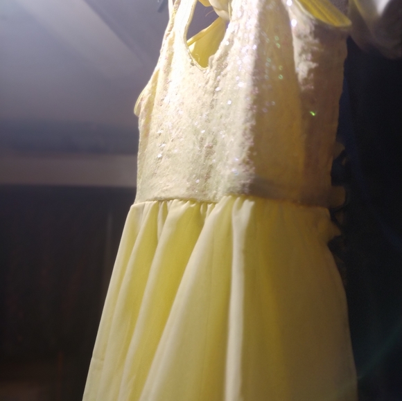 Dresses - Picture 3 of 7